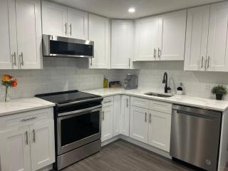 Cozy Family Friendly Suite Near Whyte, UofA, Kinsmen with Desks or Home-office and Full Kitchen - 1