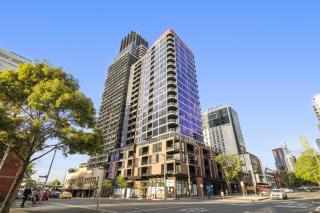 Elegant 2-Bed with Superb Views & Amenities - 8