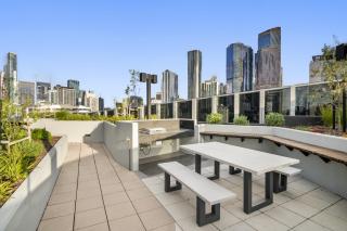 Elegant 2-Bed with Superb Views & Amenities - 4