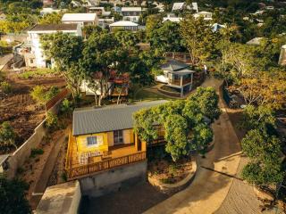 Les Ti Kaz d'Auguste: Accessible PMR aux Avirons - FR-1-786-79 - 1