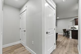 The White House Coveted Triplex Near Lake - 4