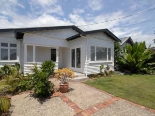 Bungalow Eight - 1930s charm near Pukekura Park - 0
