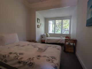 Bungalow Eight - 1930s charm near Pukekura Park - 1