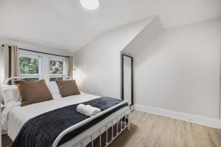 2 BR 1 Bath Apt with Parking and Close to all Amenities - 9