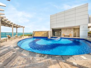 Stylish 1BR Near Burj Khalifa with Rooftop Pool, City Views, Free Parking - 4