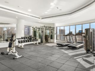 Stylish 1BR Near Burj Khalifa with Rooftop Pool, City Views, Free Parking - 3