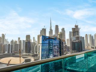 Stylish 1BR Near Burj Khalifa with Rooftop Pool, City Views, Free Parking - 1