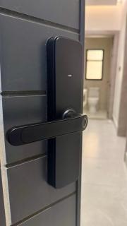 غرفة وصالة بدخول ذكي وشاشة 75 بوصة سمارت - 9