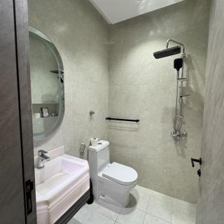 غرفة وصالة بدخول ذكي وشاشة 75 بوصة سمارت - 7