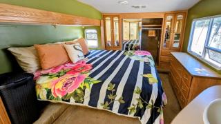 Trailer Glamping - Steps from the beach - 3