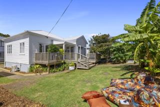 Charming Cottage - with deck & beach access - 8