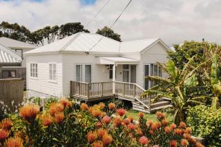 Charming Cottage - with deck & beach access - 9