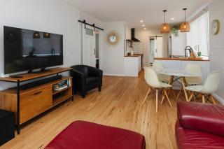 Charming Cottage - with deck & beach access - 2