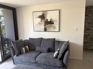 Stylish unit convenient location - 9