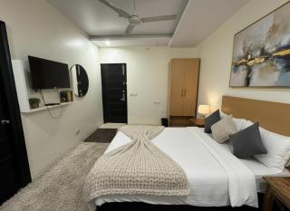 Hotel Heaven Luxes Opp Miraj Cinemas - 1