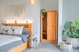 Tropical Oasis Villa - 3-min Walk to Beach - Fast Wi-Fi -Self Check-in - Private Pool - 6