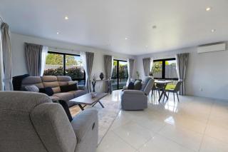 Modern Spacious Home with Backyard and Parking - 0