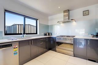 Modern Spacious Home with Backyard and Parking - 5