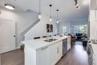 Stunning Modern 2BR Unit in Downtown Canmore - 3