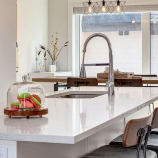 Stunning Modern 2BR Unit in Downtown Canmore - 1