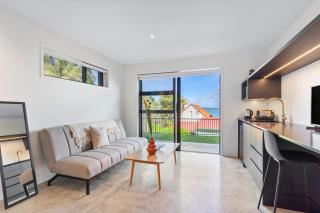 Elegant Coastal Studio with Beach Access and Ocean Views - 9