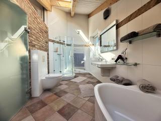 HolidayHome Apartments|Luxury Loft-Style Apartment - 5