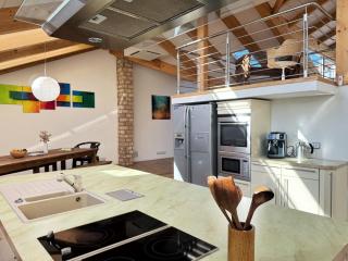 HolidayHome Apartments|Luxury Loft-Style Apartment - 6
