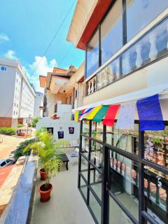 Sundowner Cozy 1 BHK ,5 min Beach ,AC & Balcony - 1