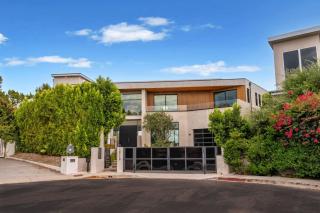 Royal Oaks Ultra-Luxury Resort - 4