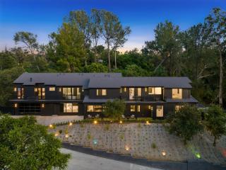 Ultra High-End Villa with Pool, Spa and Private Courts - 1