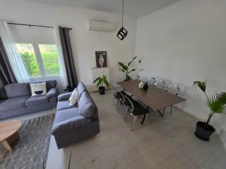 Black N' White Cozy Housegarden - 7