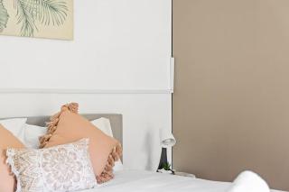 Bright and Cozy Queen Room - Serene Spot at Pymble - Shared Bathroom - 9