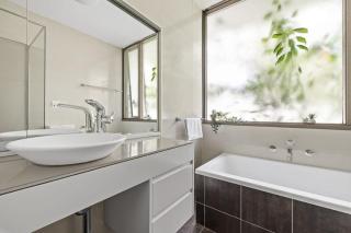 Bright and Cozy Queen Room - Serene Spot at Pymble - Shared Bathroom - 5