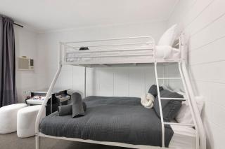 The Coastal Escape - Games & Vibes - 2