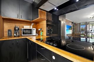 The Retro Reef - Games & Vibes - 1