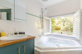 Cosy 2 Bedroom Cottage with spabath and fireplace - 2