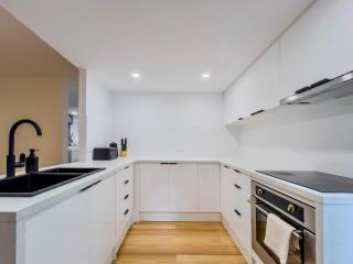 Burleigh Breeze Getaway - 6