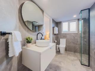 Burleigh Breeze Getaway - 4