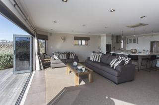 The Waterfront Escape - with panoramic sea views - 9