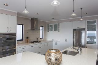 The Waterfront Escape - with panoramic sea views - 7