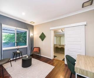 Nollamara Family Home Garden Kitchen Dining - 8