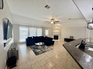 Katy Getaway - Relaxed 3BR Home with Serene Views - 4