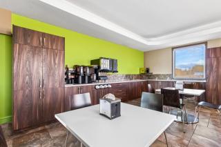 Super 8 by Wyndham Prince Albert - 2