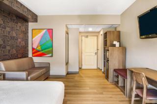 Days Inn & Suites by Wyndham West Edmonton - 8