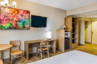 Days Inn & Suites by Wyndham West Edmonton - 1