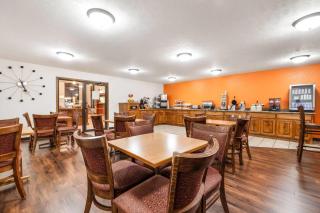 Howard Johnson by Wyndham Oacoma Hotel & Suites - 3