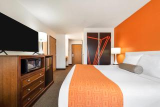 Howard Johnson by Wyndham Oacoma Hotel & Suites - 1