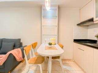 New Furnished 2BR Springlake Summarecon Bekasi Apartment By Travelio - 5