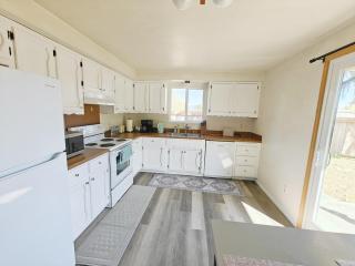 Cozy home, Walk to Lake, Food & Shops, EV Charger - 2