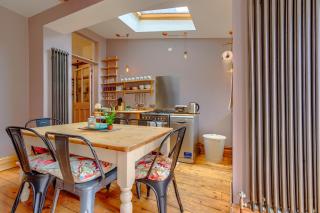 Victorian house with garden near Cafes - 8